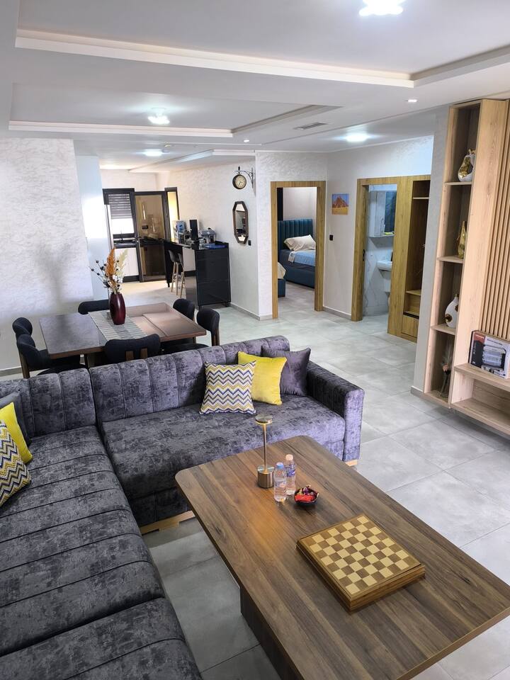 Obývacia izba s veľmi pohodlným sedením s rozmermi 3,70 m x 2,90 m a vysokým stolom.