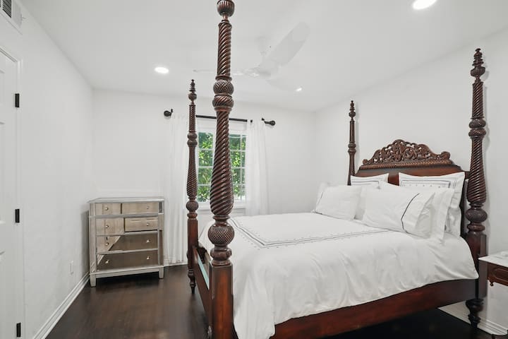 Spanish Oasis in The Heart of Weho gallery image 3