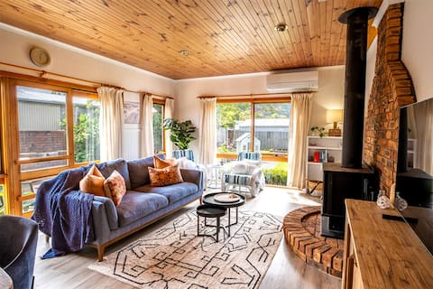 Top Airbnb: The Salty Whale - Blissful Coastal Escape in Shire Of Colac Otway