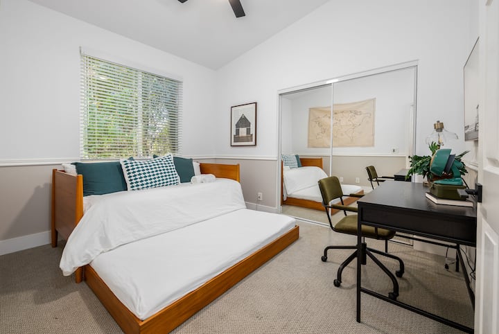 ห้องนอนที่น่าอยู่นี้มีพื้นที่ที่สะดวกสบายและใช้งานได้ดี เหมาะสำหรับการเข้าพักของคุณ มีเตียงกว้างขวางพร้อมดีไซน์ที่สะอาดและเรียบง่าย ช่วยให้คุณนอนหลับสบายตลอดคืน พื้นที่ทำงานที่จัดไว้โดยเฉพาะอยู่ติดกับพื้นที่นอน 