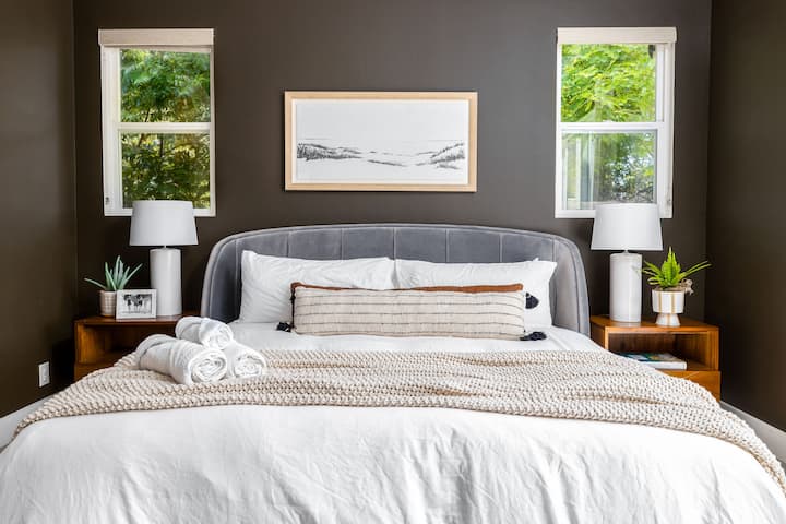 ห้องนอนที่เงียบสงบและมีสไตล์นี้เหมาะสำหรับการพักผ่อนอย่างสงบสำหรับผู้เข้าพัก! 