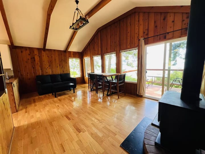 Oceanfront Cedar Cabin Retreat - Ladysmith, Canada