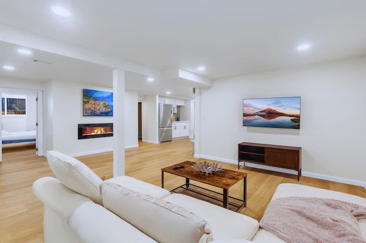 Charming Lakefront 6b3b With Panoramic Views - Federal Way, WA