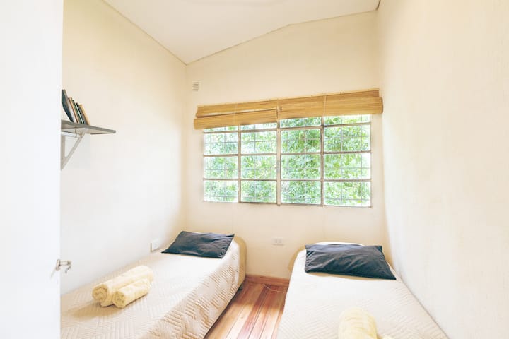 Dhomë gjumi dytësore me 2 krevate me 1 ndenjëse.
Dritare anësore me ndriçim të shkëlqyer.
