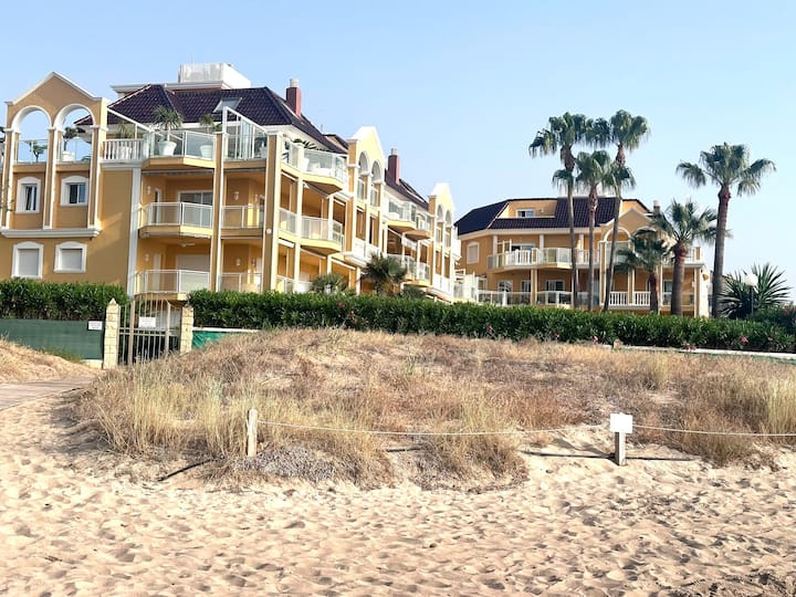 Edificio junto a la playa