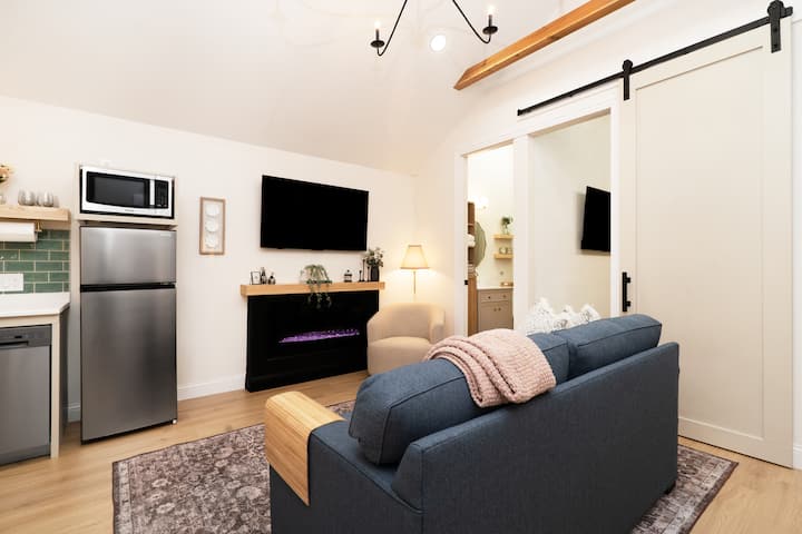 A Modern Tiny Home Escape With King Bed - Texas