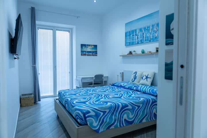 第一间卧室，配有大窗户和阳台