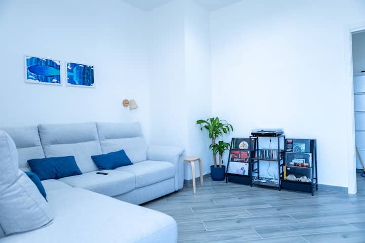 客厅配有L型沙发床和黑胶唱片机