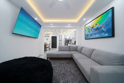 Top Airbnb: 2 Bedroom Luxury Home - Heated Pool - Game Room in Supermanzana 325