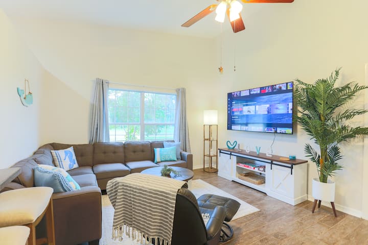 Salty Tide Getaway: Pool, Games & Beach Vibes - Dunedin, FL