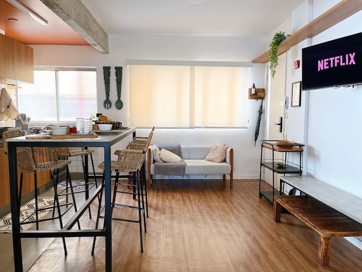 Sala ampla e iluminada:
A luz natural entra pelas janelas à tarde.
Decoração leve e funcional da sala integrada.