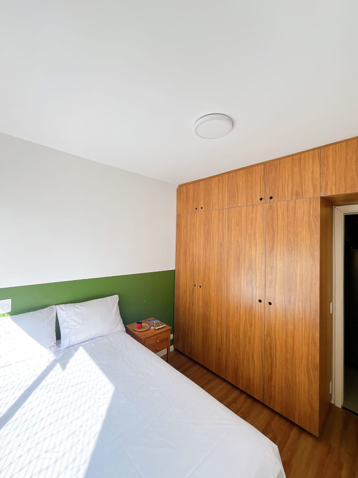 Quarto principal com atmosfera tranquila
Separado por porta, o espaço oferece privacidade sem perder a integração com a casa.