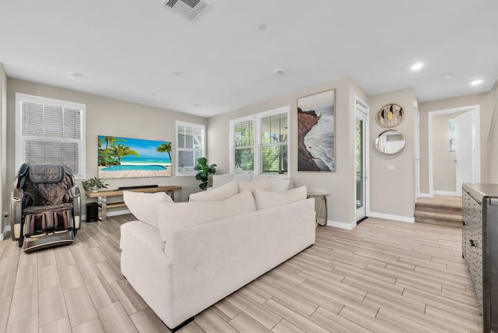Spacious Peaceful Home W/ 4br - Pomona, CA