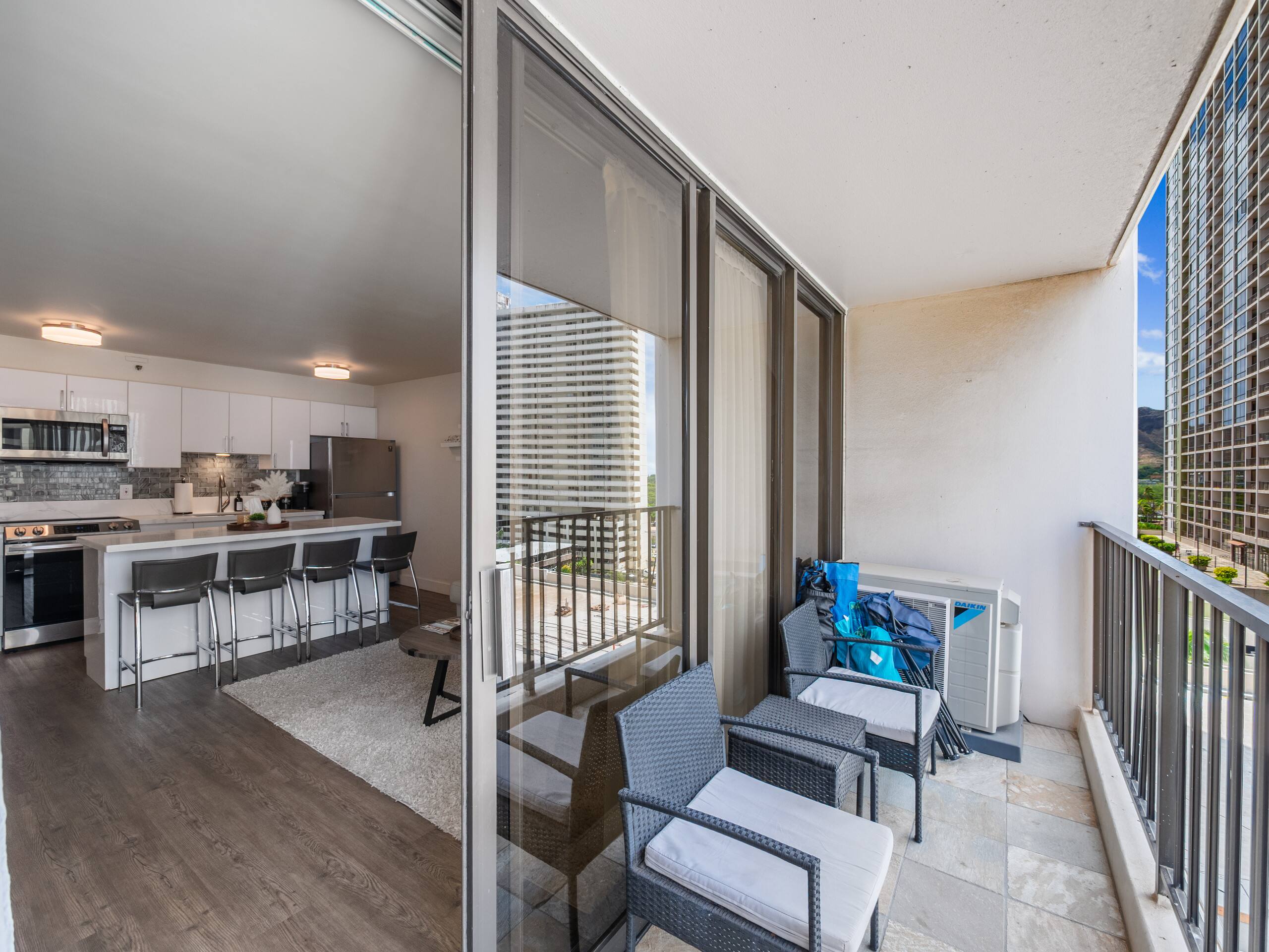 Clean Renovated 1bdrm Waikiki Banyan w/parking - Image 34