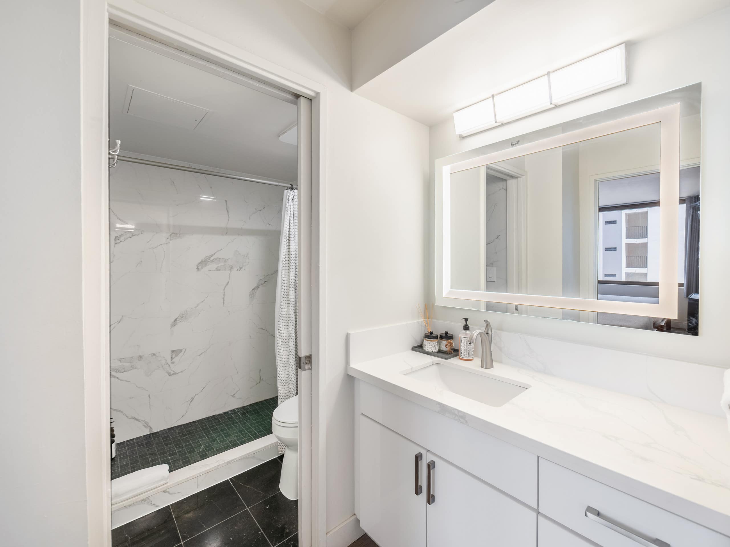 Clean Renovated 1bdrm Waikiki Banyan w/parking - Image 31