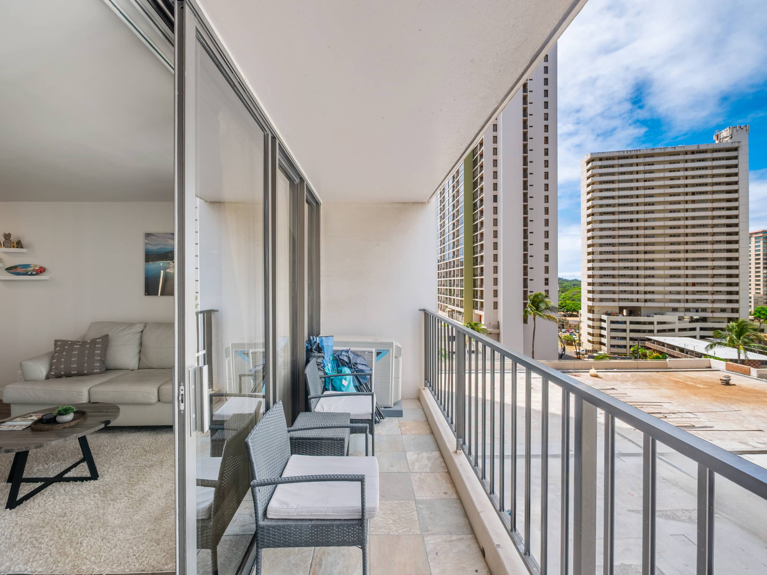 Clean Renovated 1bdrm Waikiki Banyan w/parking - Image 33