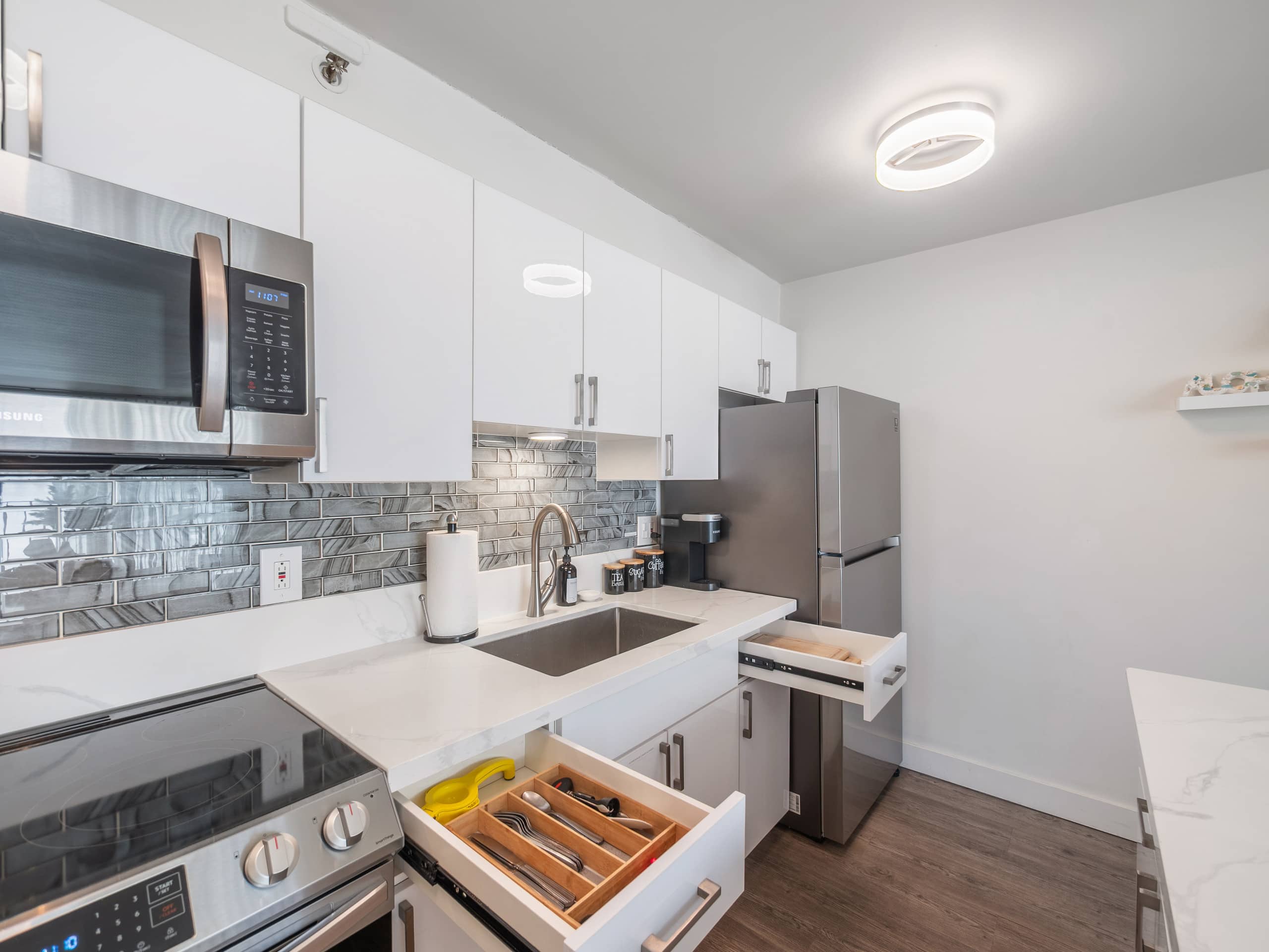 Clean Renovated 1bdrm Waikiki Banyan w/parking - Image 19