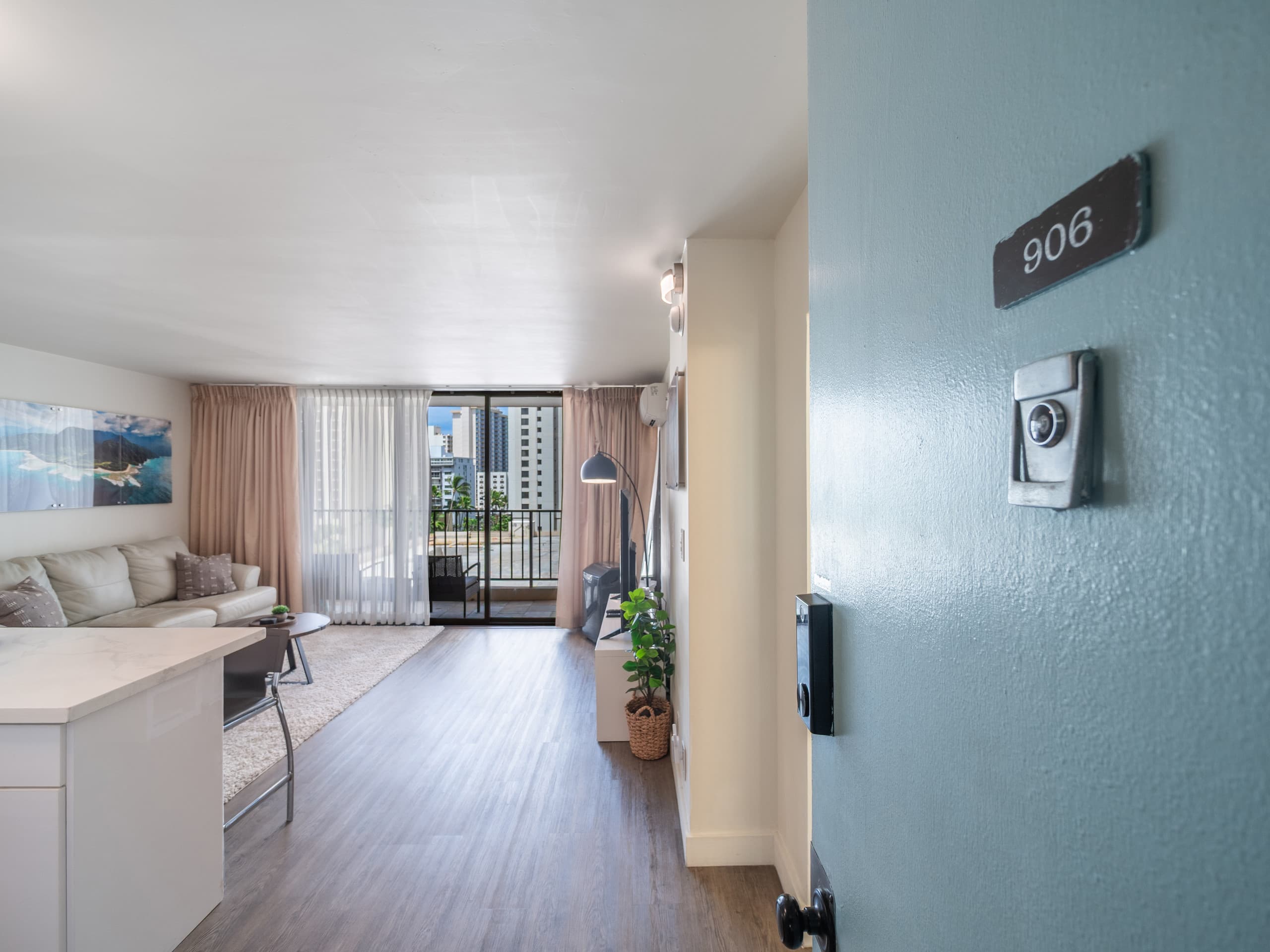 Clean Renovated 1bdrm Waikiki Banyan w/parking - Image 1