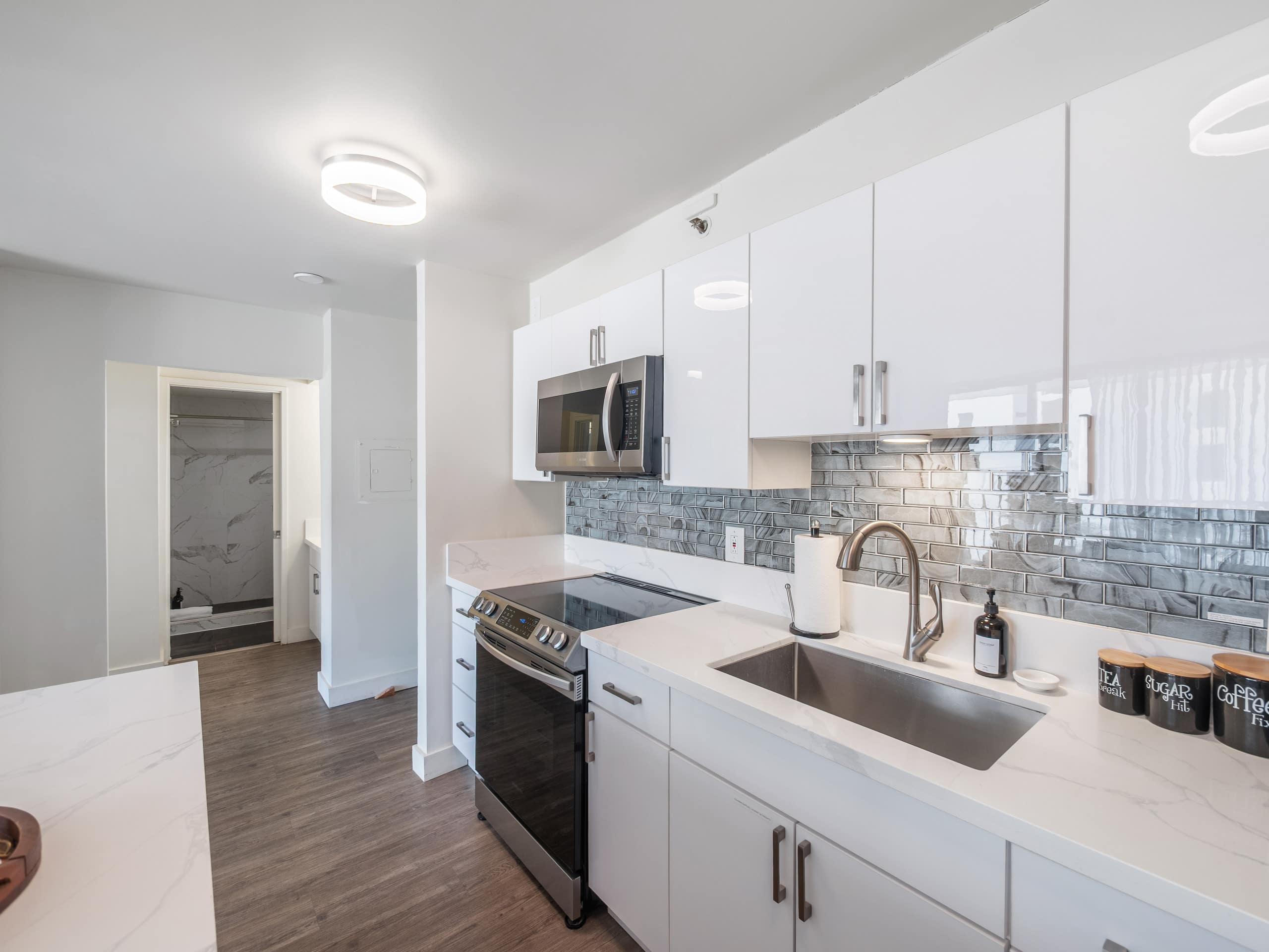 Clean Renovated 1bdrm Waikiki Banyan w/parking - Image 15