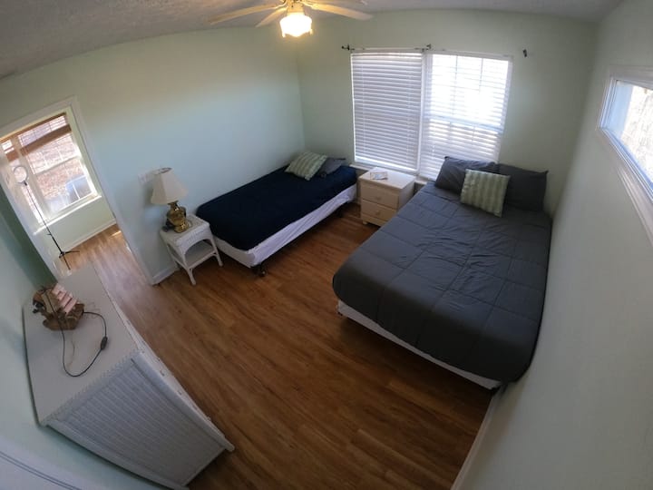 ห้องนอนชั้นบนห้องที่ 2 พร้อมเตียงใหญ่และเตียงแฝด