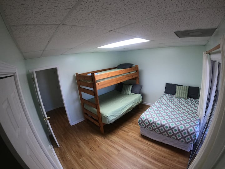 ห้องนอนชั้นล่างที่ 3 มีเตียงใหญ่ 2 ห้องและเตียงแฝด 1 หลัง