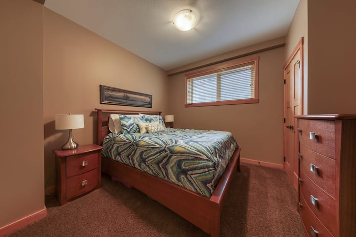 Chambre 2 : lit queen size