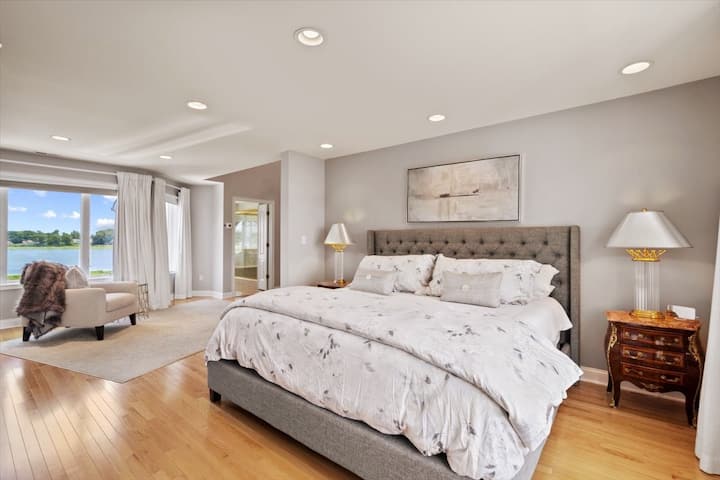 Utapenda kitanda chenye nafasi kubwa cha Deluxe King chenye mwonekano wa maji mawili, ukiamka huku jua likichomoza kwenye maji yanayong 'aa! Tukio zuri kama hilo la kufurahisha:) 