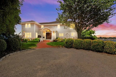 Coastal Waterfront Retreat-Private Beach & Hot Tub