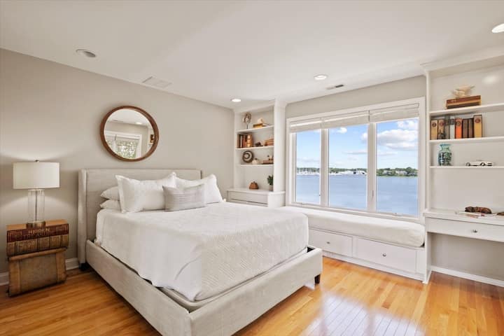 Chumba cha 3 cha kulala cha mgeni, kitanda aina ya deluxe Queen, chenye benchi la dirisha na dawati la kazi kwa ajili ya nyumba , lenye mwonekano mzuri wa maji! 