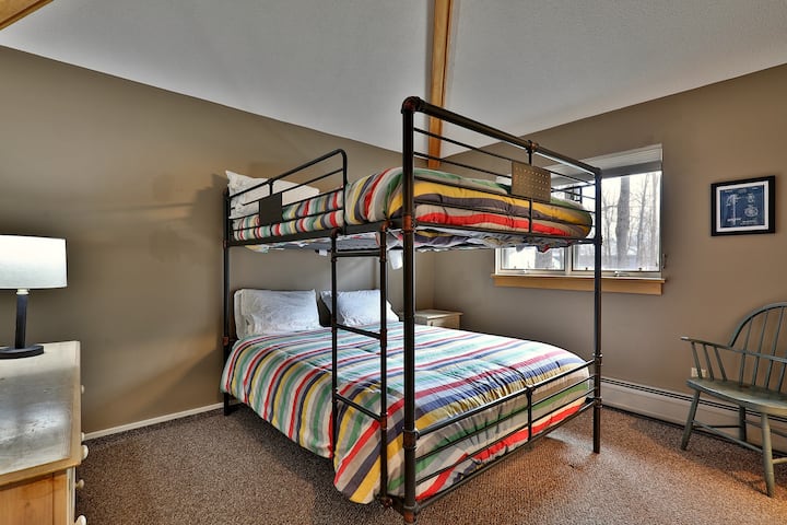Este es el dormitorio de invitados con una cama queen sobre una litera queen.  Almohadas nuevas y ropa de cama con granero de cerámica en todo el alojamiento.