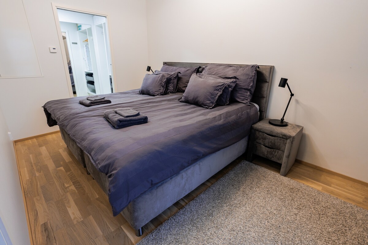 Luksuzni krevet dimenzija 210 x 200 cm.