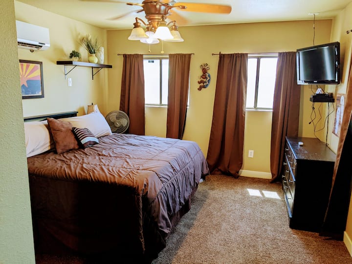 חדר שינה עם מיטת קינג סייז בדרום מזרח