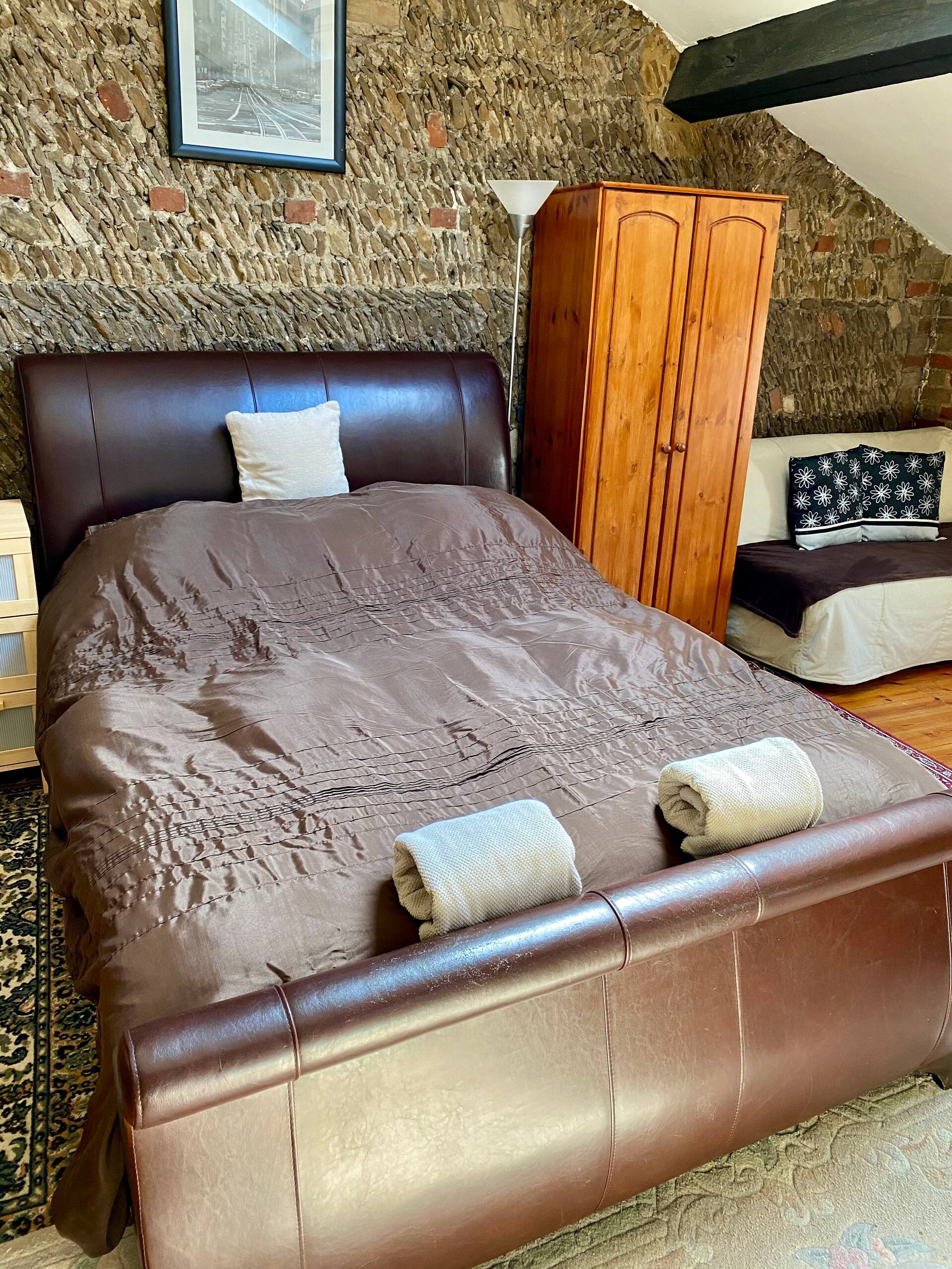 Annex-style accommodation, ensuite & kitchenette