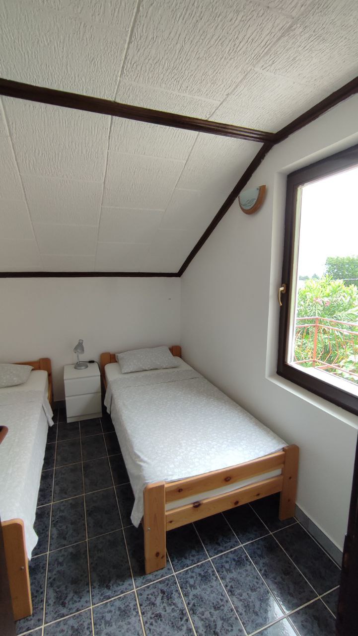 un dormitorio con 2 camas individuales