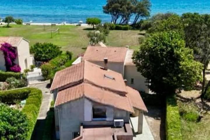 Villa with your feet in the water, tennis, pool