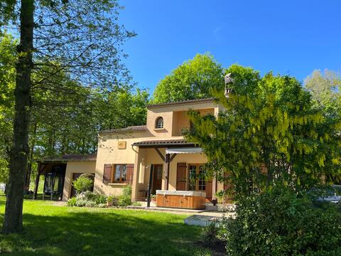 Country home with hot tub in Périgord Pourpre