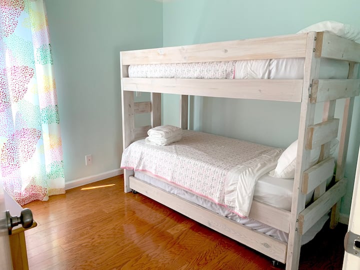 Соба на спрат со 3 двокреветни кревета.