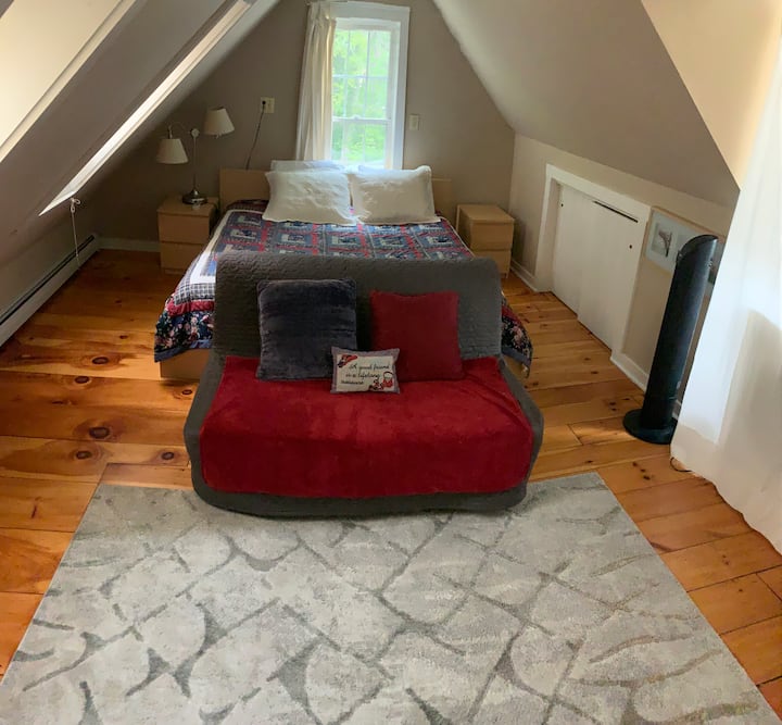 Ampia stanza al piano superiore con letto matrimoniale grande e divano letto.  