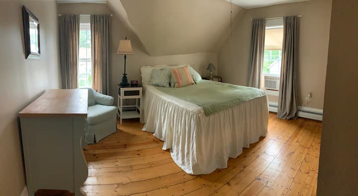 Ampia camera da letto matrimoniale al piano superiore.