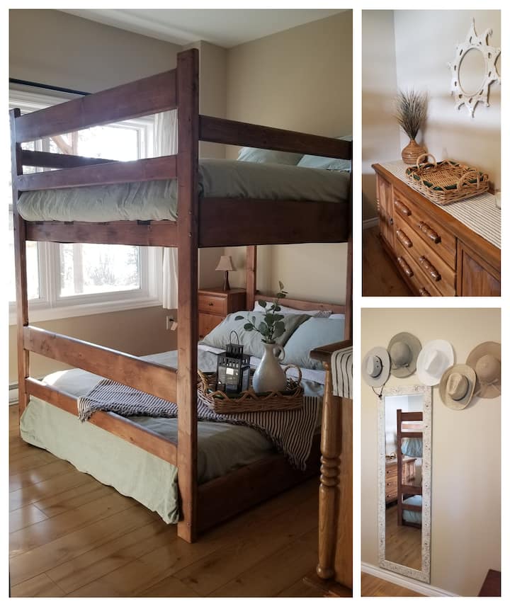 Bedroom with full over full bunk beds located on the lower level / Chambre à coucher située au niveau inférieur avec lits doubles superposés