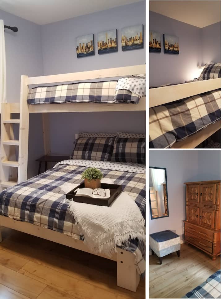 Bedroom with twin over full bunk beds located on the lower level  / Chambre à coucher avec lits superposés simple- double située au niveau inférieur