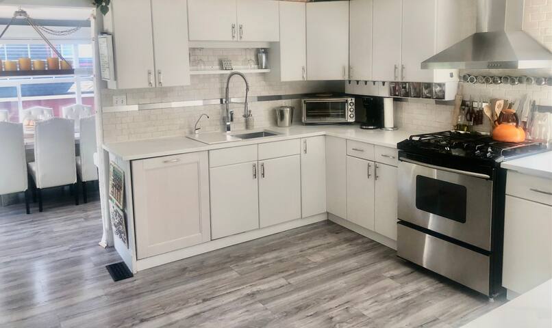 VGH Vancouver 3 bdrm w Hot Tub 5 mins to Downtown gallery image 3