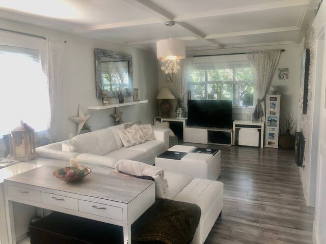 VGH Vancouver 3 bdrm w Hot Tub 5 mins to Downtown gallery image 2