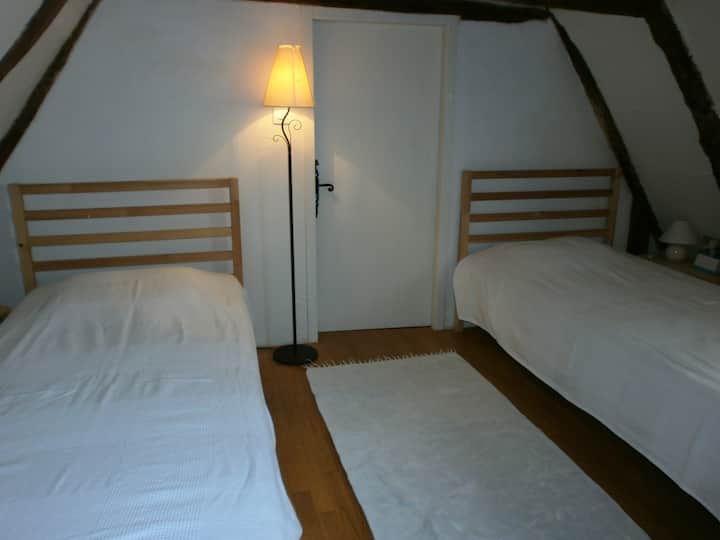 La chambre avec les lits jumeaux et bureau