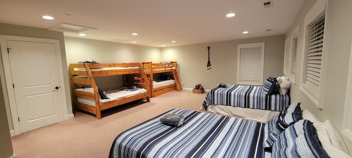 Cette immense chambre au dernier niveau est parfaite pour les enfants ou toute personne qui est un enfant à cœur !  3 lits doubles et 4 lits jumeaux ! 