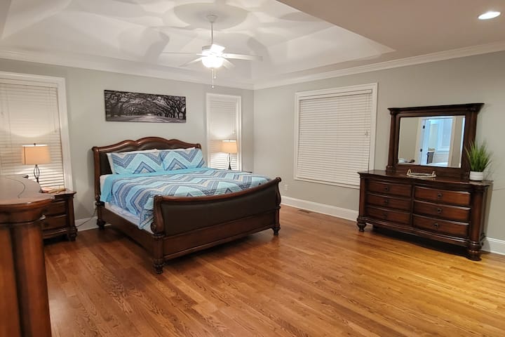 Grande chambre principale au niveau principal avec salle de bains privée