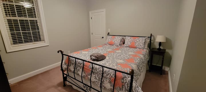 L'une des chambres du dernier niveau de Tradewinds dispose d'un lit Queen Size, d'une commode généreuse et de sa propre salle de bain.