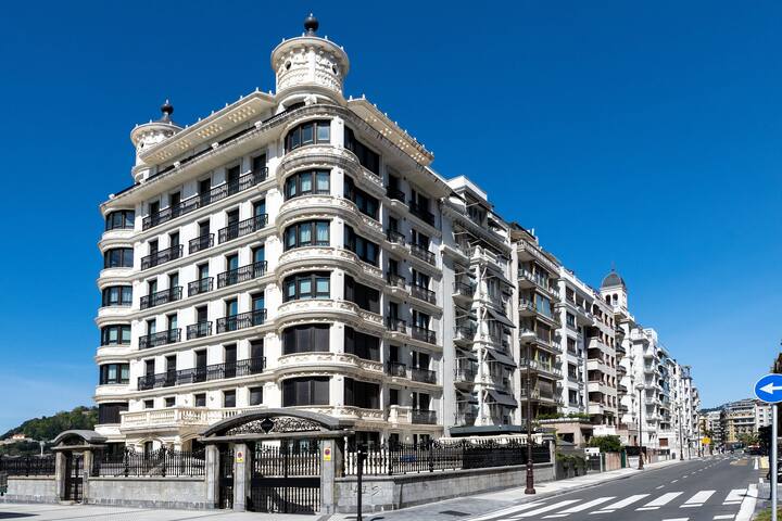 Belle Epoque on the Seafront by DonosRent gallery image 3