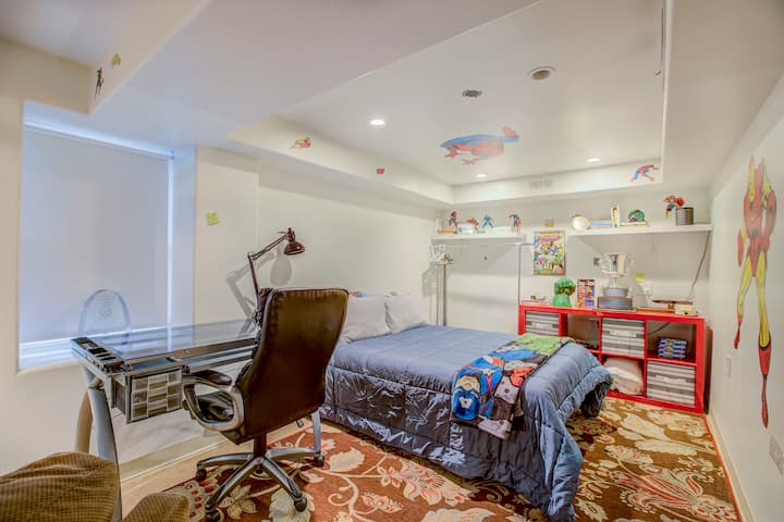 Chumba cha bonasi kilicho na kitanda kamili, dawati lenye taa na taa za juu za makopo