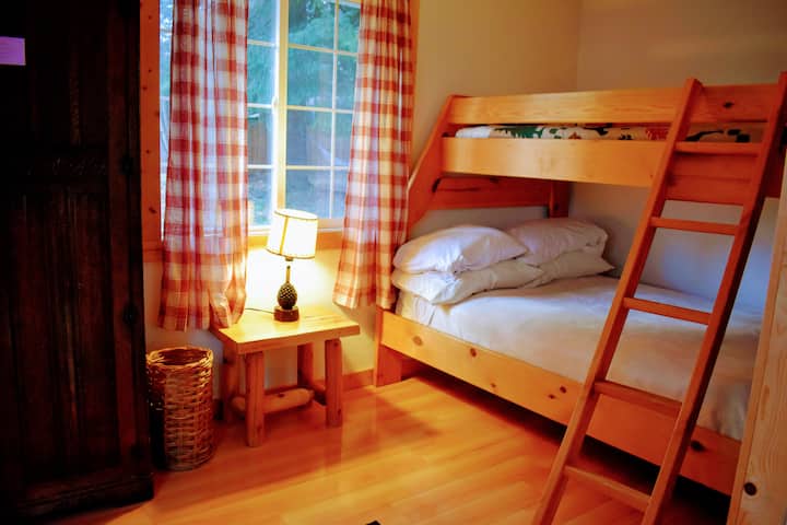 Dowstairs 2. spálňa, dvojlôžko nad poschodovou posteľou